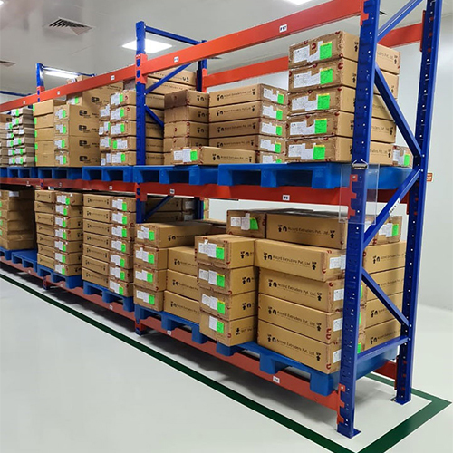 Industrial pallet racking system with steel uprights and beams
